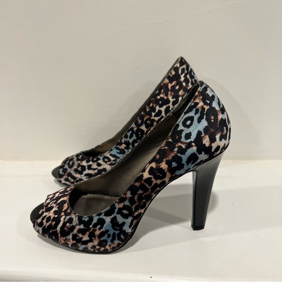 WESTIES Blue Brown Cheetah Print Peep Toe Heels NWT - Picture 2 of 4